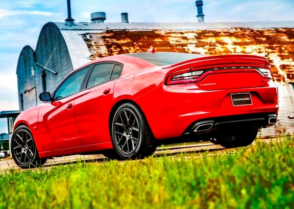 2015-dodge-charger-r-t-rear-static2-600-001