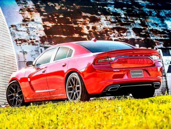 2015-dodge-charger-r-t-rear-static3-600-001