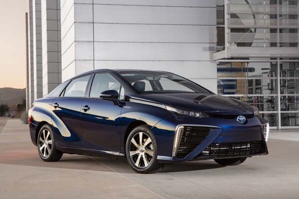 2016_toyota_fuel_cell_vehicle_031-600-001