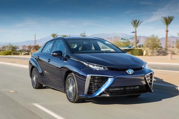 2016_toyota_fuel_cell_vehicle_041-600-001