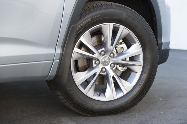 kelley-blue-book-best-buy-2015-toyota-highlander-08-600-001