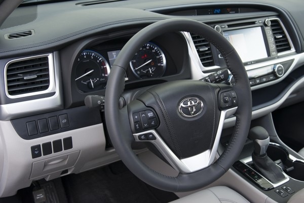 kelley-blue-book-best-buy-2015-toyota-highlander-21-600-001