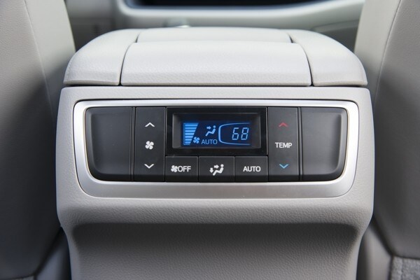 kelley-blue-book-best-buy-2015-toyota-highlander-36-600-001