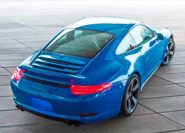 2015-porsche-911-gts-club-coupe-rear-static3-600-001