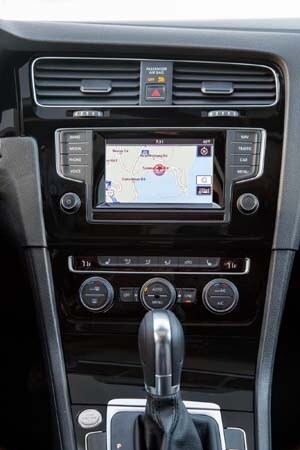 2015-volkswagen-golf-dash-detail3-600-001