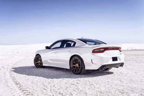 2015-dodge-charger-srt-hellcat-27-600-001
