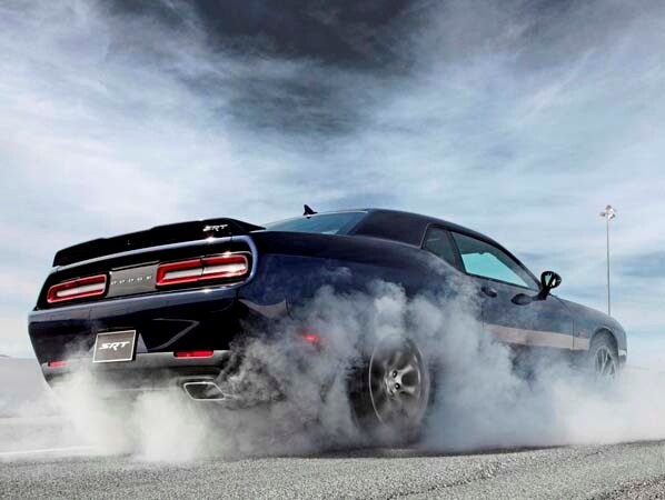 2015-dodge-charger-srt-rear-action-burnout-black-600-001