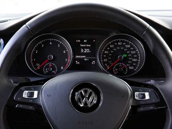 2015-volkswagen-golf-sportwagon-interior-10-600-001