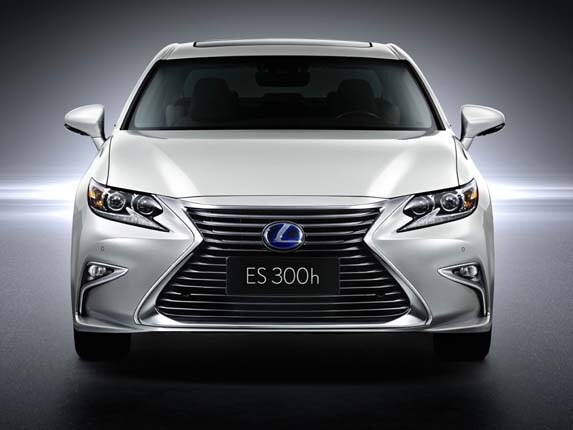 2016-lexus-es-3300h-head-on-static-shanghai-lead-600-001