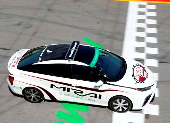 2016-toyota-mirai-pace-car-high-profile-action1-600-001