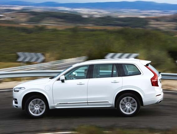 2016-volvo-xc90-t8-twin-engine-pan-action1-600-001
