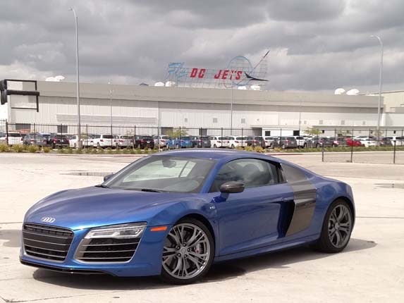 2015-audi-r8-v10-11-600-001