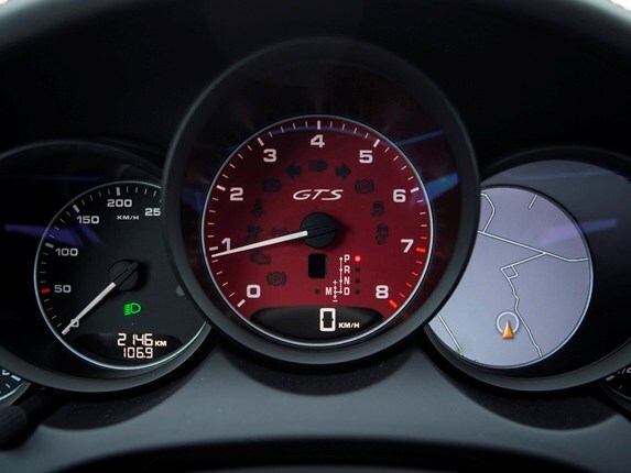 2016-porsche-cayenne-gts-gauges-573-600-001