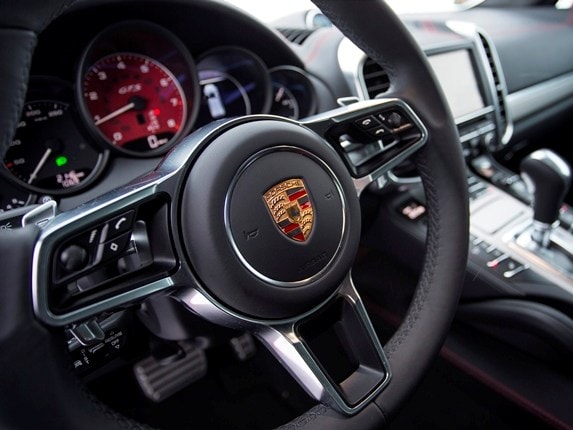 2016-porsche-cayenne-gts-interior-573-600-001