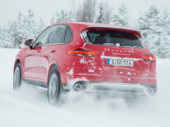 2016-porsche-cayenne-turbo-s-red-rear-573-600-001