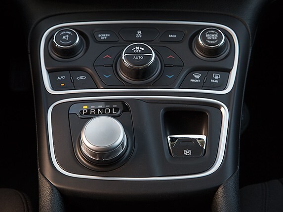 midsize-sedan-comparison-test-2015-chrysler-200-07-600-001