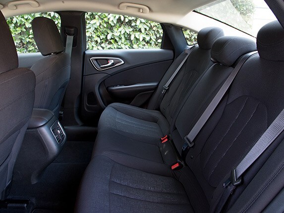 midsize-sedan-comparison-test-2015-chrysler-200-12-600-001