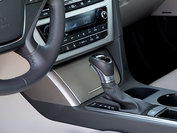 midsize-sedan-comparison-test-2015-hyundai-sonata-02-600-001