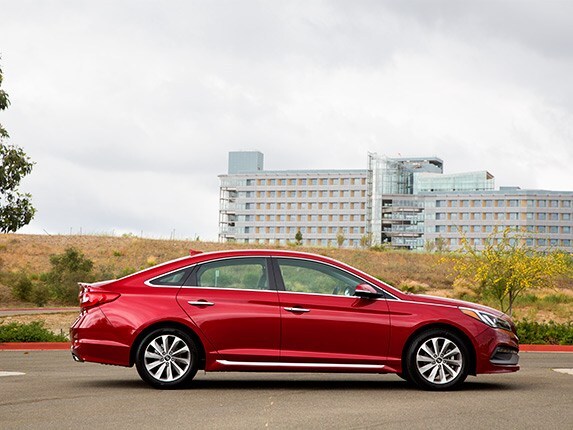 midsize-sedan-comparison-test-2015-hyundai-sonata-17-600-001
