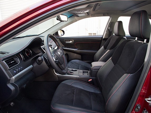 midsize-sedan-comparison-test-2015-toyota-camry-03-600-001