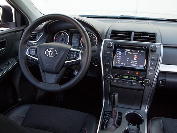 midsize-sedan-comparison-test-2015-toyota-camry-08-600-001