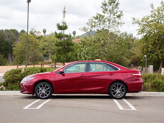 midsize-sedan-comparison-test-2015-toyota-camry-16-600-001