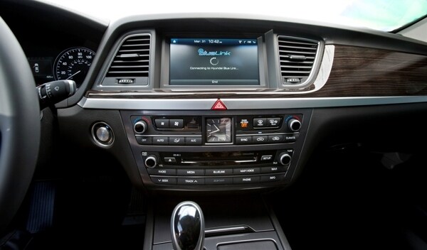 2015-hyundai-genesis-sedan-10-600-001