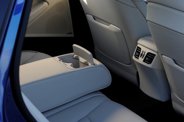 2015-hyundai-genesis-sedan-16-600-001