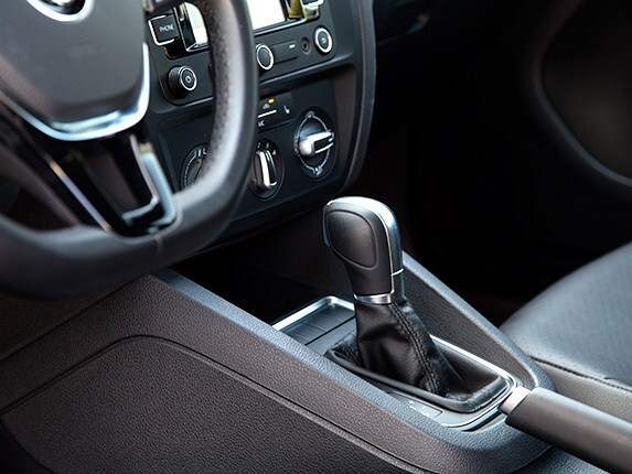 2015-volkswagen-jetta-compact-car-comparison-02-600-001