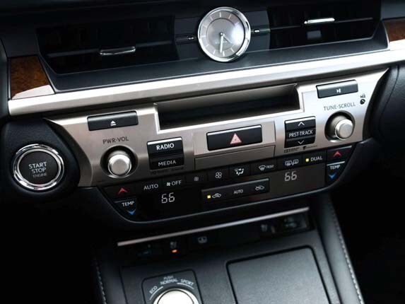 2016-lexus-es-300h-tail-on-static1-600-001