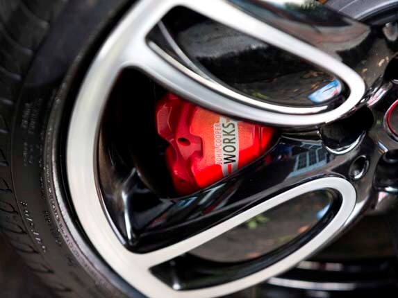 2016-mini-jcw-hardtop-red-bremb-jcw-brake-detail1-600-001