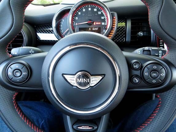 2016-mini-jcw-hardtop-red-gauges-steering-wheel-detail1-600-001