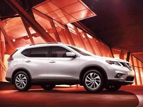 2016-nissan-rogue-front-side-static2-600-001