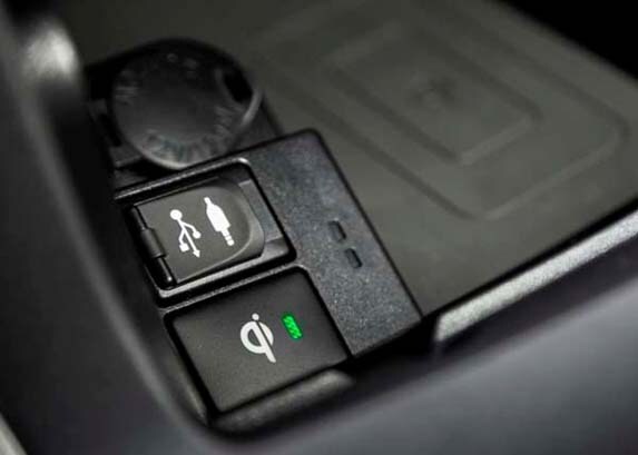 2016-toyota-camry-special-edition-interior-console-ports-detail1-600-001