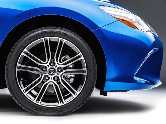 2016-toyota-camry-special-edition-wheel-tire-detail1-600-001