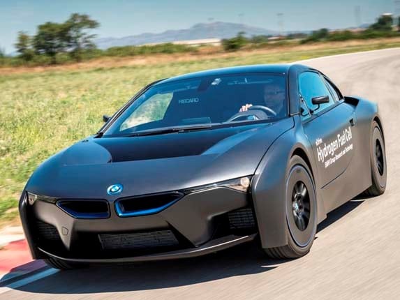 bmw-i8-fcv-prototype-front-action1-lead-600-001