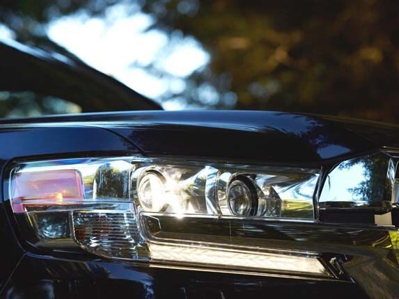 2016-toyota-land-cruiser-headlamp-detail1-600-001