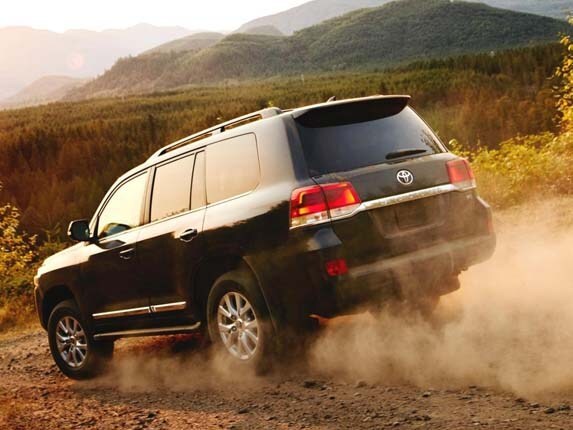 2016-toyota-land-cruiser-rear-action2-600-001
