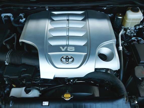 2016-toyota-land-cruiser-underhood-engine-detail1-600-001