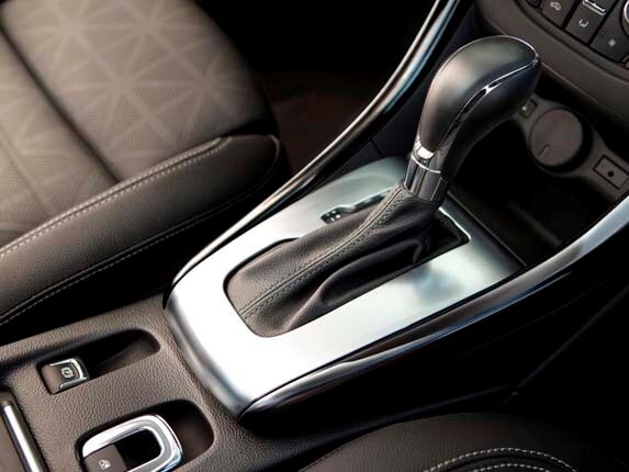 2016-buick-cascada-convertible-shifter-console-detail1-600-001