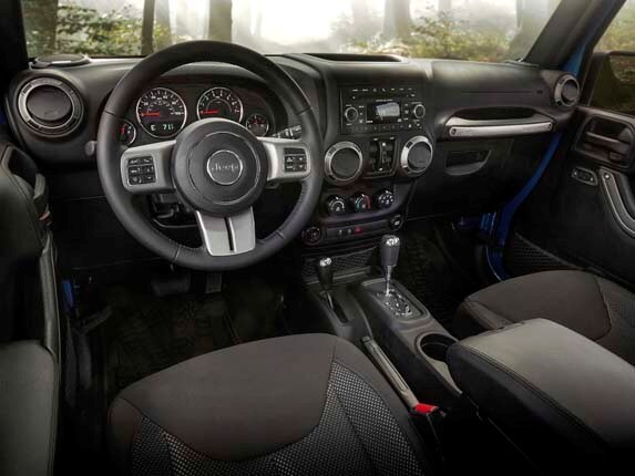 2016-jeep-wrangler-unlimited-black-bear-pass-edition-interior-front-detail1-600-001