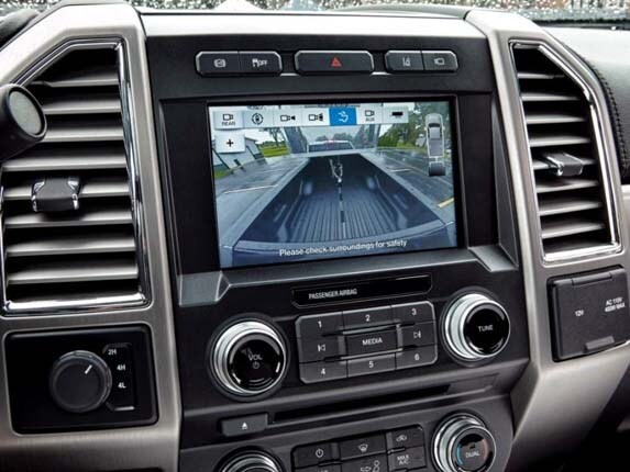 2017-ford-f-450-supoer-duty-platinum-center-stack-detail1-600-001