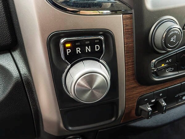 2014-ram-1500-laramie-interior-08-600-001