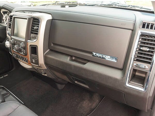 2014-ram-1500-laramie-interior-16-600-001
