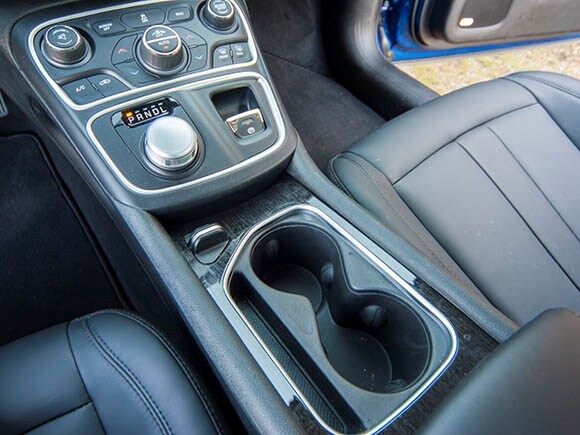 2015-chrysler-200s-interior-06-600-001
