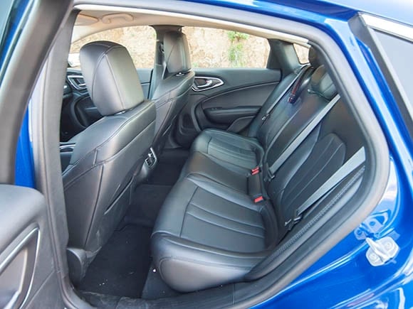 2015-chrysler-200s-interior-08-600-001