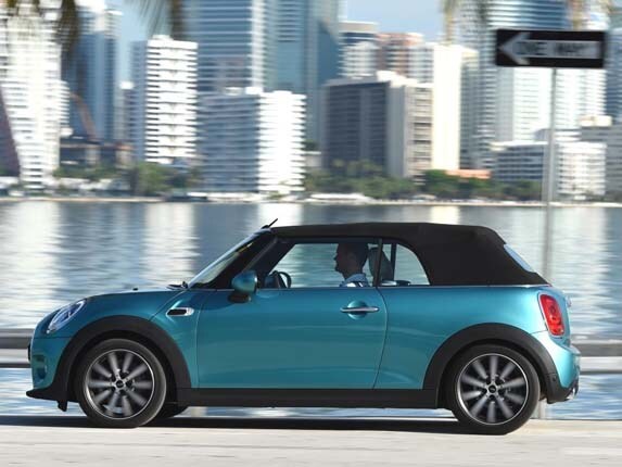 2016-mini-convertible-closed-pan-action2-600-001
