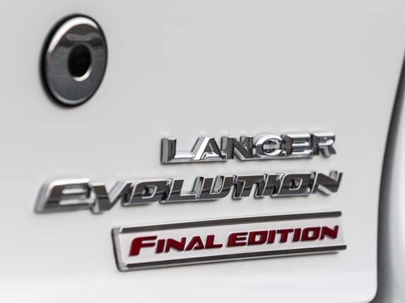 2016-mitsubishi-lancer-evolution-final-edition-badge-detail1-600-001