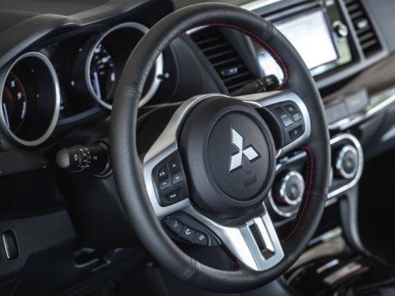 2016-mitsubishi-lancer-evolution-steering-wheel-detail1-600-001