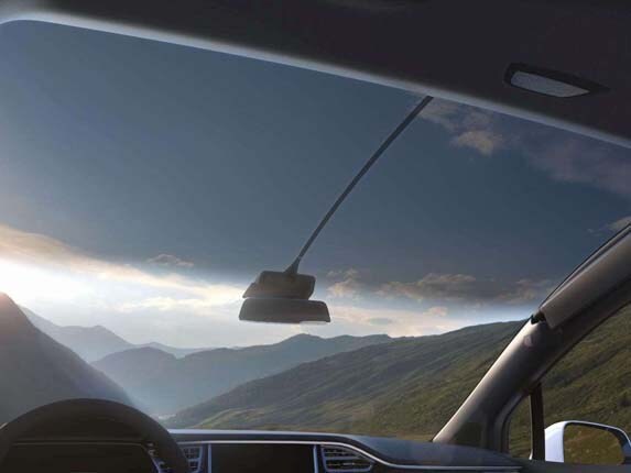 2016-tesla-model-x-panoramic-windshield-detail1-600-001